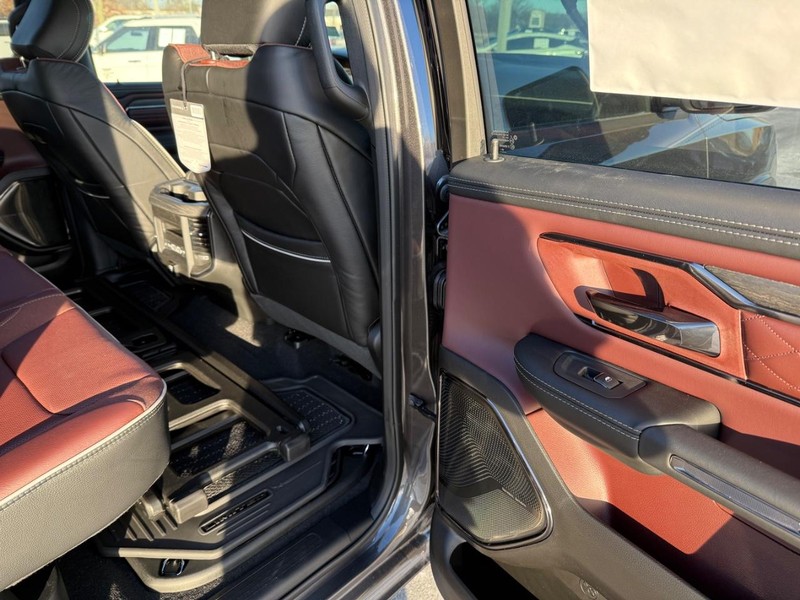 Ram 1500 Vehicle Full-screen Gallery Image 11