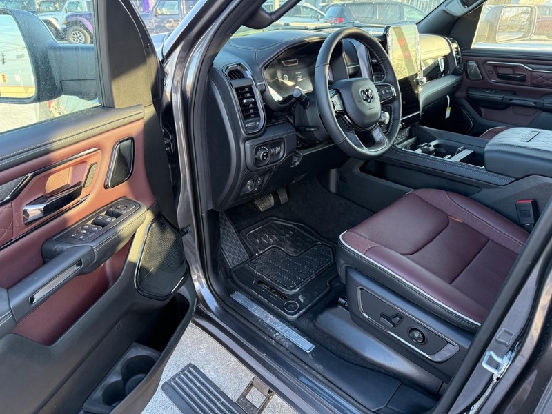 Ram 1500 Vehicle Full-screen Gallery Image 17