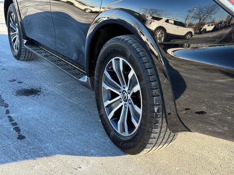 Nissan Armada Vehicle Full-screen Gallery Image 6