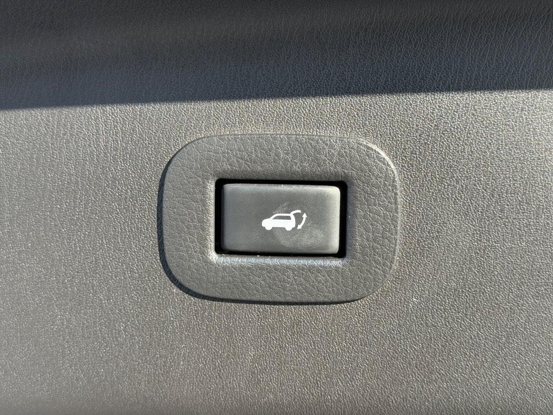 Nissan Armada Vehicle Full-screen Gallery Image 8