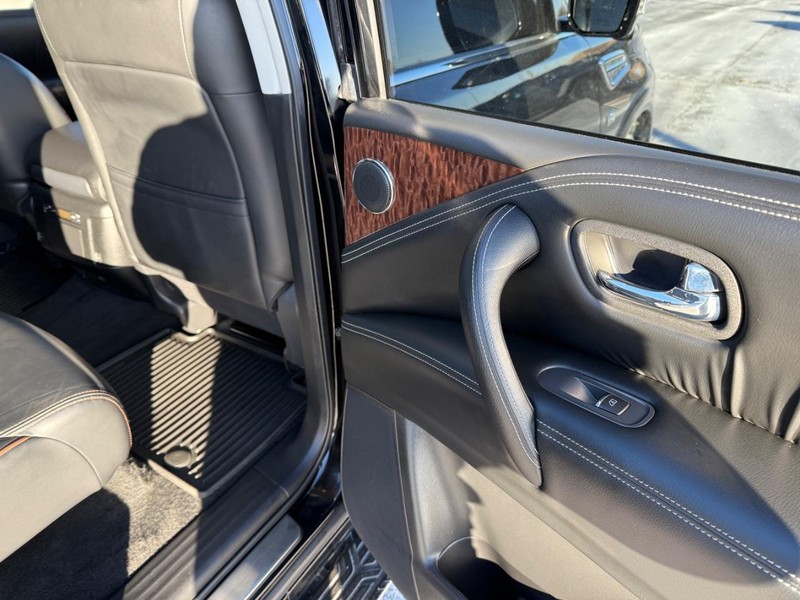 Nissan Armada Vehicle Full-screen Gallery Image 12