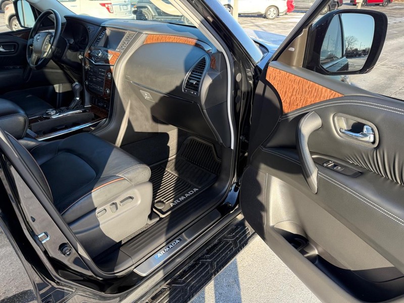 Nissan Armada Vehicle Full-screen Gallery Image 17