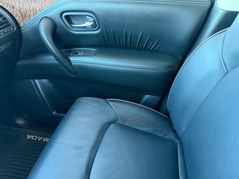 Nissan Armada Vehicle Full-screen Gallery Image 30