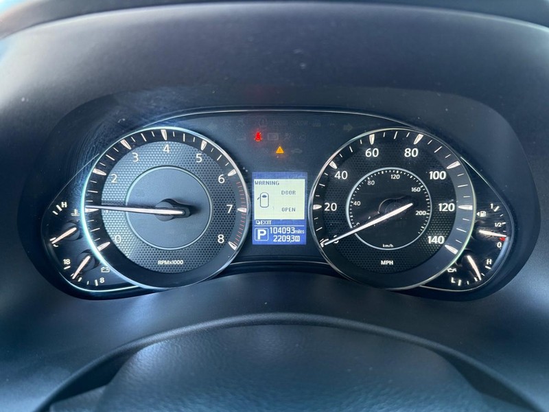 Nissan Armada Vehicle Full-screen Gallery Image 32