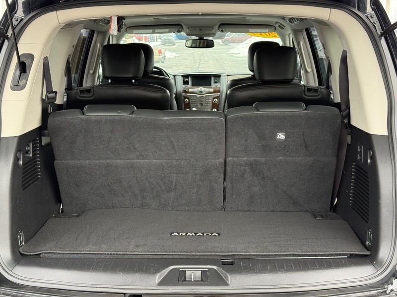 Nissan Armada Vehicle Full-screen Gallery Image 7