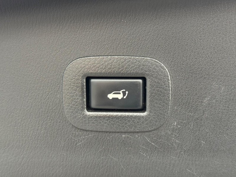 Nissan Armada Vehicle Full-screen Gallery Image 8