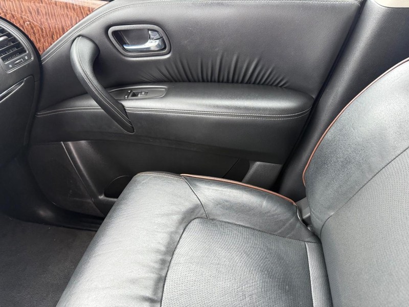 Nissan Armada Vehicle Full-screen Gallery Image 31