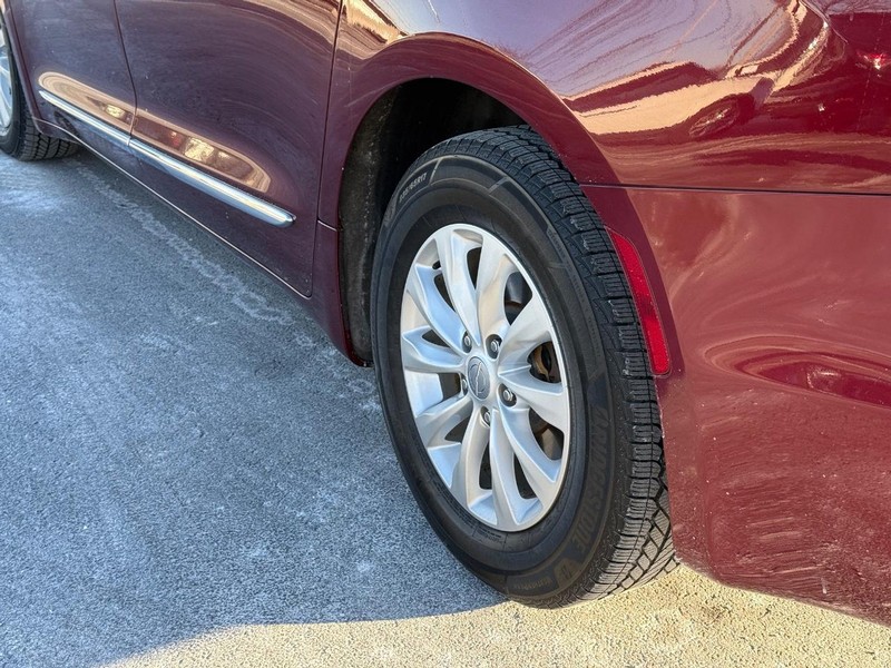 Chrysler Pacifica Vehicle Full-screen Gallery Image 06