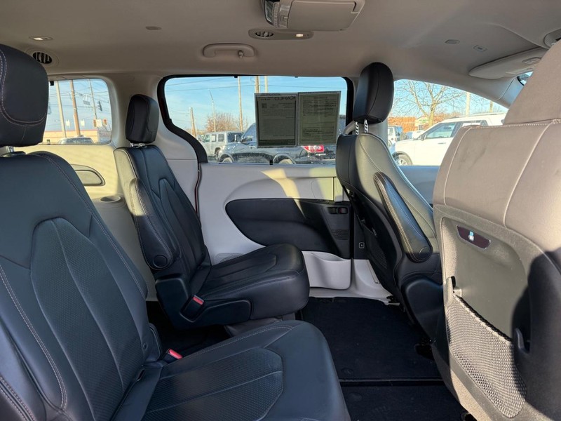 Chrysler Pacifica Vehicle Full-screen Gallery Image 11