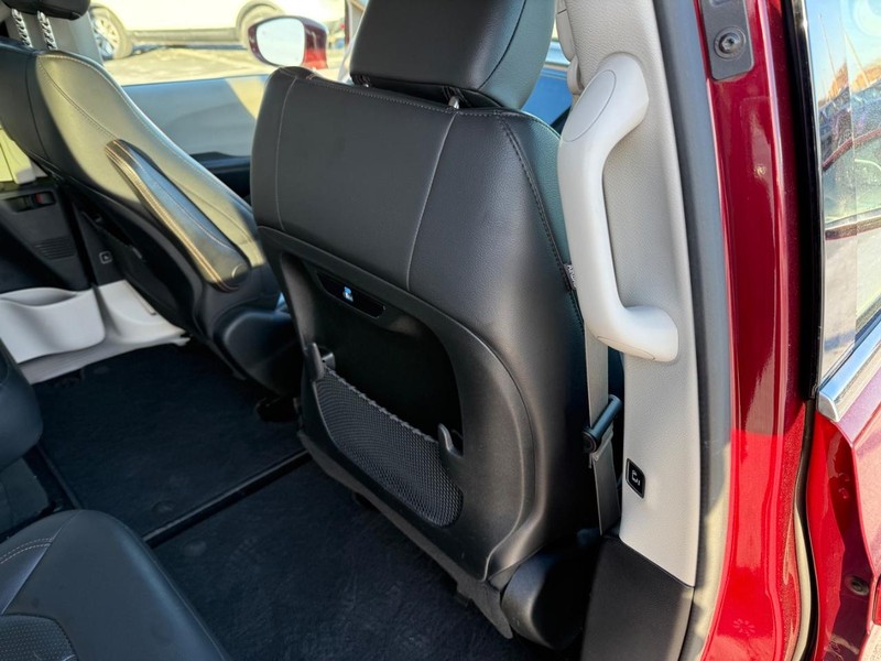 Chrysler Pacifica Vehicle Full-screen Gallery Image 12