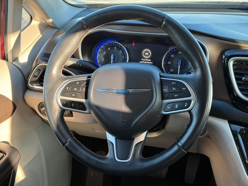 Chrysler Pacifica Vehicle Full-screen Gallery Image 14