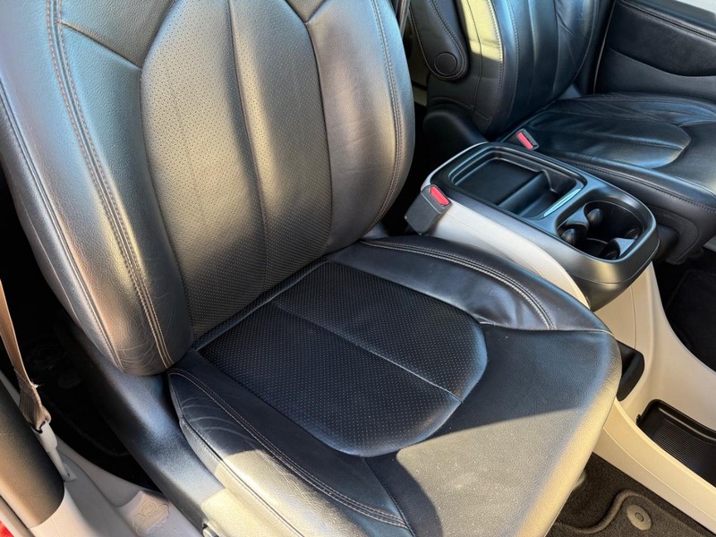 Chrysler Pacifica Vehicle Full-screen Gallery Image 16