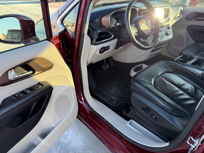 Chrysler Pacifica Vehicle Full-screen Gallery Image 17