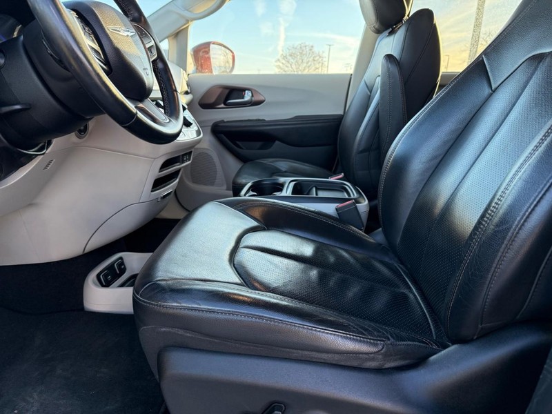 Chrysler Pacifica Vehicle Full-screen Gallery Image 18