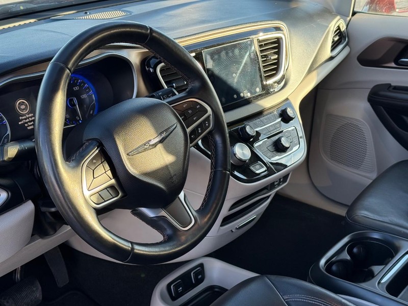 Chrysler Pacifica Vehicle Full-screen Gallery Image 19