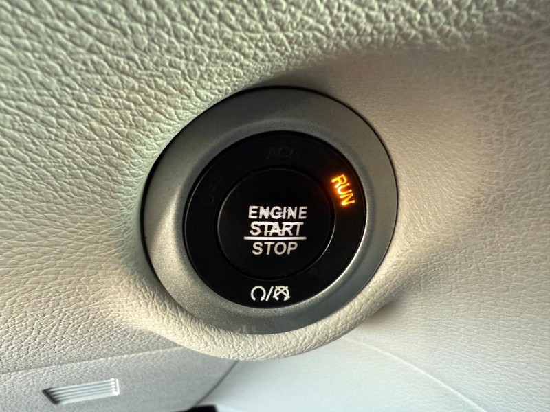 Chrysler Pacifica Vehicle Full-screen Gallery Image 23