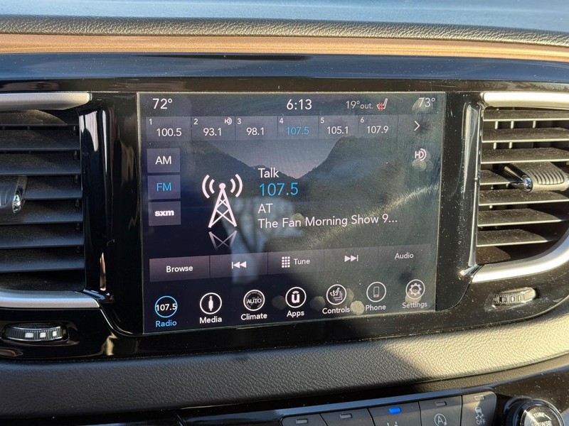 Chrysler Pacifica Vehicle Full-screen Gallery Image 24