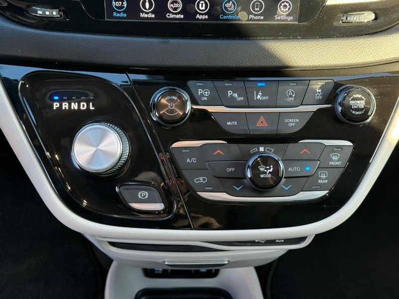 Chrysler Pacifica Vehicle Full-screen Gallery Image 27