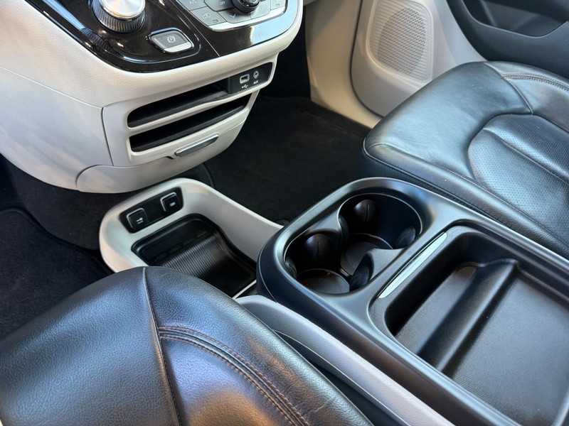 Chrysler Pacifica Vehicle Full-screen Gallery Image 28