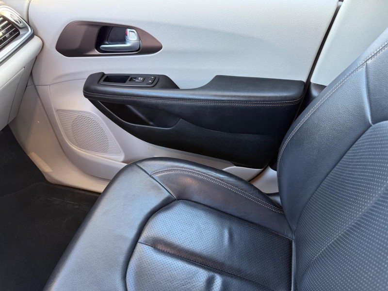 Chrysler Pacifica Vehicle Full-screen Gallery Image 29