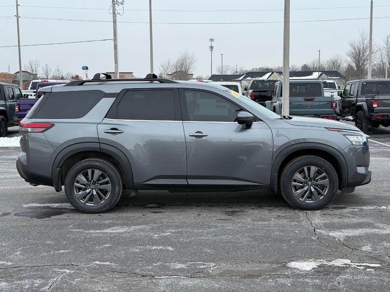 Nissan Pathfinder Vehicle Full-screen Gallery Image 2