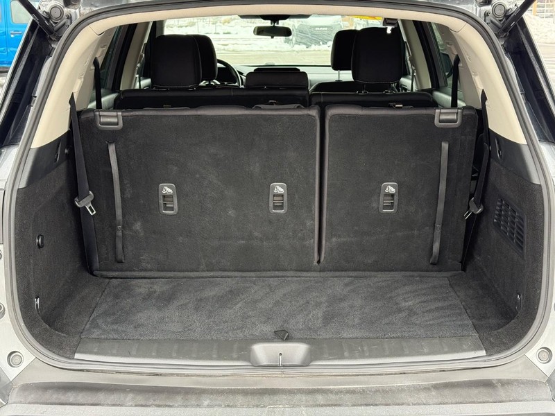 Nissan Pathfinder Vehicle Full-screen Gallery Image 7