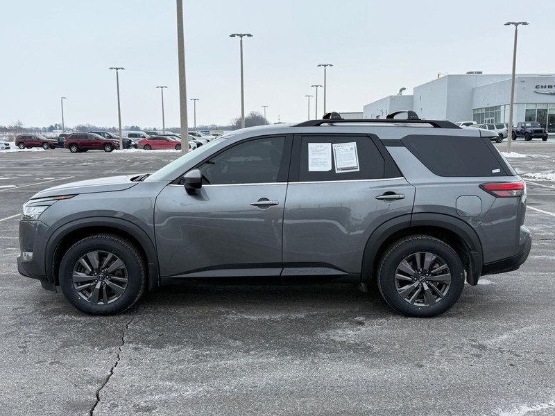 Nissan Pathfinder Vehicle Full-screen Gallery Image 8