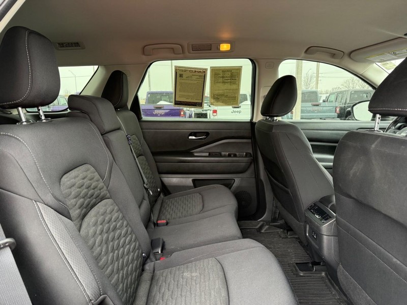 Nissan Pathfinder Vehicle Full-screen Gallery Image 11