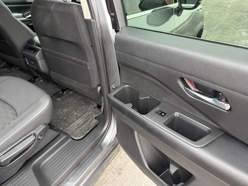 Nissan Pathfinder Vehicle Full-screen Gallery Image 12