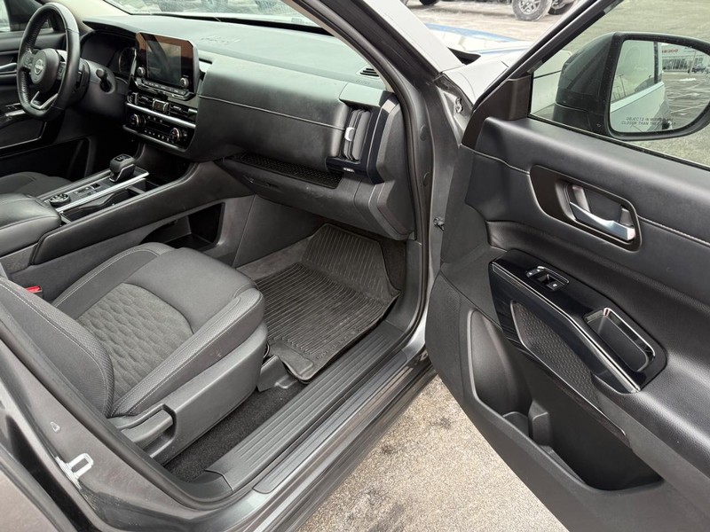 Nissan Pathfinder Vehicle Full-screen Gallery Image 16