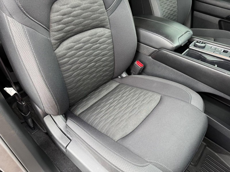 Nissan Pathfinder Vehicle Full-screen Gallery Image 17