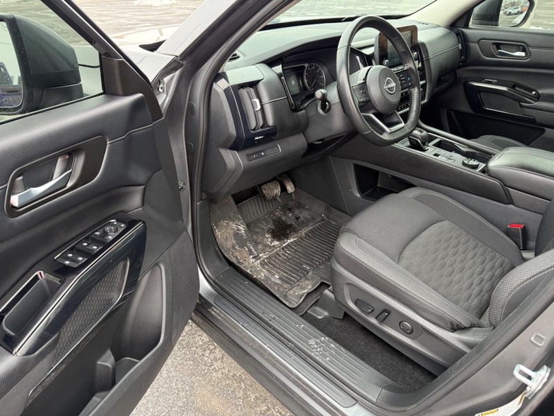 Nissan Pathfinder Vehicle Full-screen Gallery Image 18