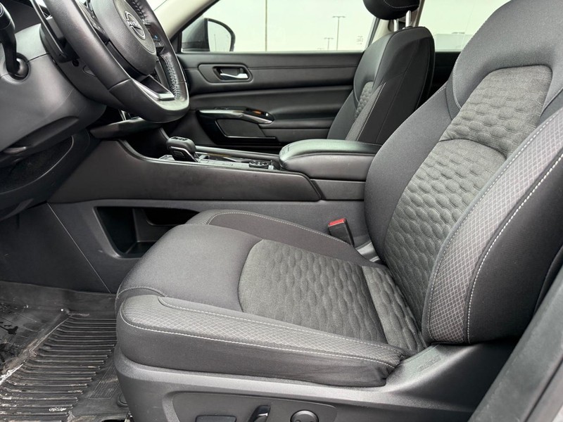 Nissan Pathfinder Vehicle Full-screen Gallery Image 19