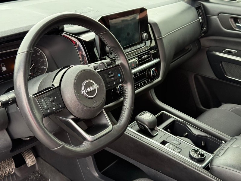 Nissan Pathfinder Vehicle Full-screen Gallery Image 20