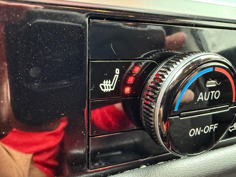 Nissan Pathfinder Vehicle Full-screen Gallery Image 24