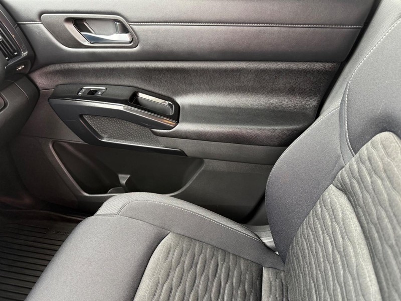 Nissan Pathfinder Vehicle Full-screen Gallery Image 29