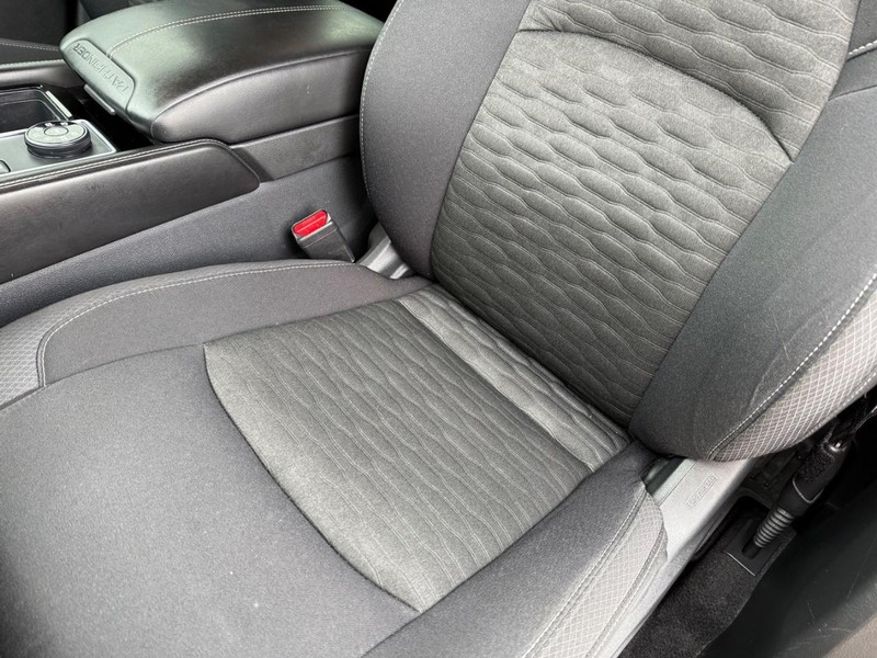 Nissan Pathfinder Vehicle Full-screen Gallery Image 32