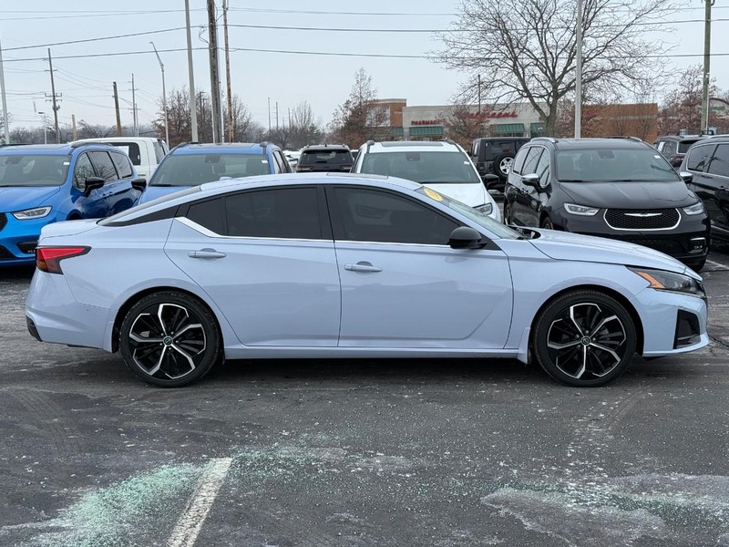 Nissan Altima Vehicle Full-screen Gallery Image 2