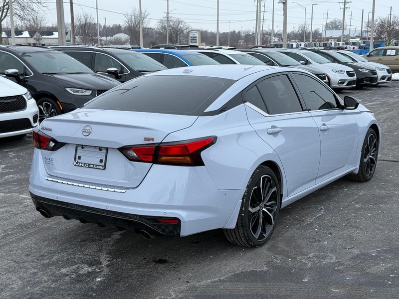 Nissan Altima Vehicle Full-screen Gallery Image 3