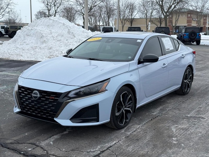 Nissan Altima Vehicle Full-screen Gallery Image 9