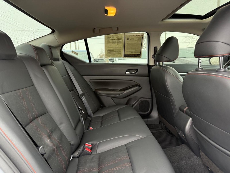 Nissan Altima Vehicle Full-screen Gallery Image 11