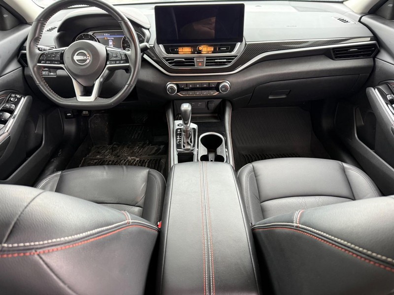 Nissan Altima Vehicle Full-screen Gallery Image 14