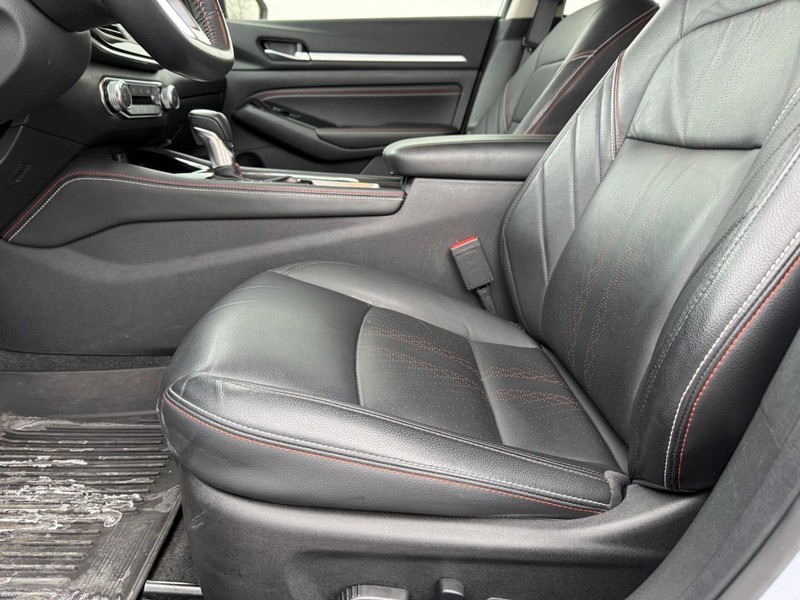 Nissan Altima Vehicle Full-screen Gallery Image 19