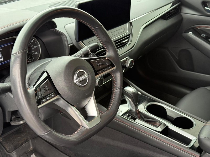 Nissan Altima Vehicle Full-screen Gallery Image 20