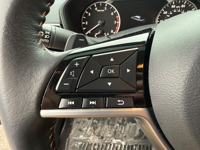 Nissan Altima Vehicle Full-screen Gallery Image 21