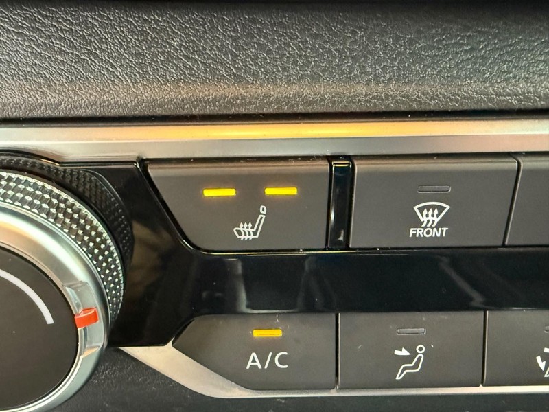 Nissan Altima Vehicle Full-screen Gallery Image 24