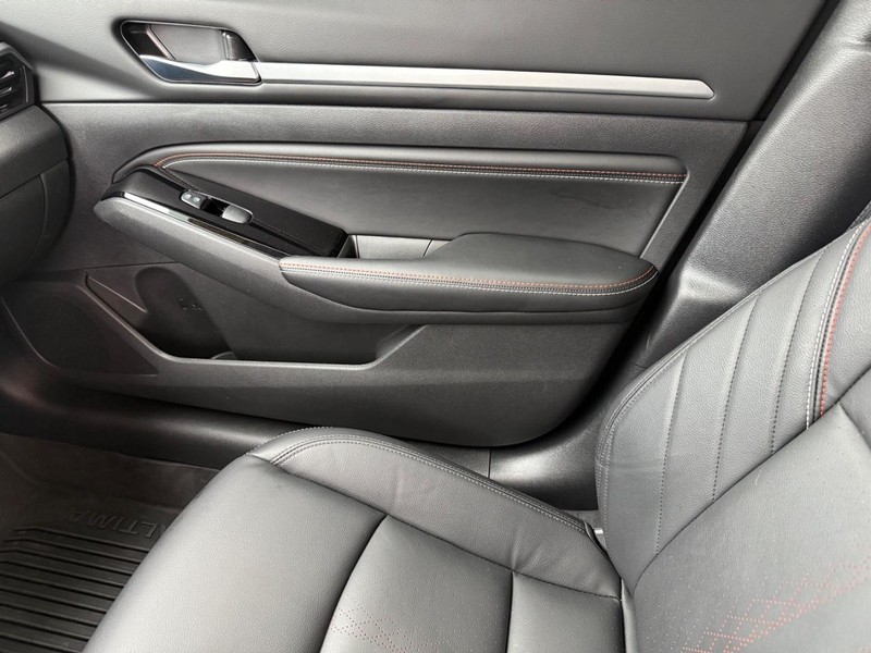 Nissan Altima Vehicle Full-screen Gallery Image 29