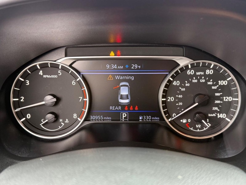 Nissan Altima Vehicle Full-screen Gallery Image 31