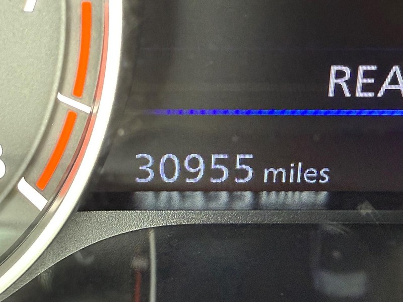 Nissan Altima Vehicle Full-screen Gallery Image 32