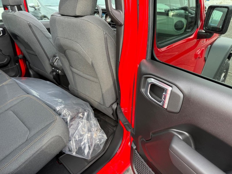 Jeep Wrangler Vehicle Full-screen Gallery Image 12